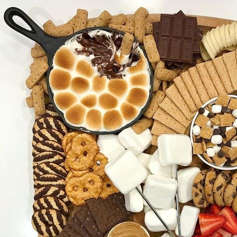 Brown Food Board, S’mores Board, Brown Snacks, Brown Charcuterie Board, Snack Board Ideas, Campfire Snacks, Beautiful Boards, Food Boards, Grazing Board