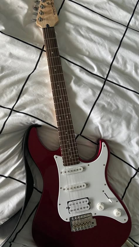 red electric guitar aesthetic💌 Red Electric Guitar Aesthetic, Electric Guitar Aesthetic, Electric Guitar Beginner, Mini Electric Guitar, Gitar Vintage, Guitar Beginner, Guitar Aesthetic, Red Electric Guitar, Electric Guitar Kits