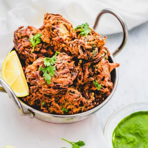 VEGAN Onion Bhajis are a delicious side to your favourite Indian curries. Learn to make Crispy Indian Onion Bhaji RECIPE with tips & tricks! Ready in 30 Min. Onion Bhaji Recipe, Onion Bhaji Recipes, Onion Bhajis, Indian Platter, Indian Sides, Dinner Recipes Gluten Free, Onion Bhaji, Cooking Curry, Vegetable Mixes