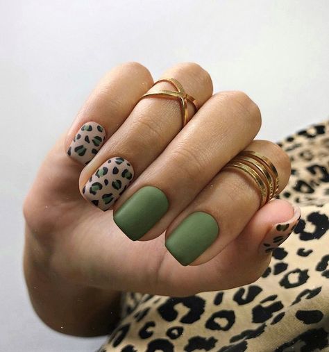 Nail Art End Of Summer, Dark Green Leopard Nails, Subtle Green Nails, Green And Leopard Nails, Short Leopard Nails, Green Leopard Nails, Short Manicured Nails, Green Yellow Nails, Green And Yellow Nails