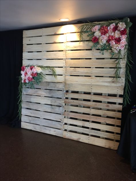 Rustic photo backdrop for Quinceanera White Pallet Backdrop, Pallet Picture Backdrop, Homecoming Backdrops For Pictures, Boutique Backdrop Ideas, Wedding Photobooth Ideas Backdrops, Wooden Backdrop Stand, Wooden Pallet Backdrop, Pallet Backdrops, Pallet Party Ideas