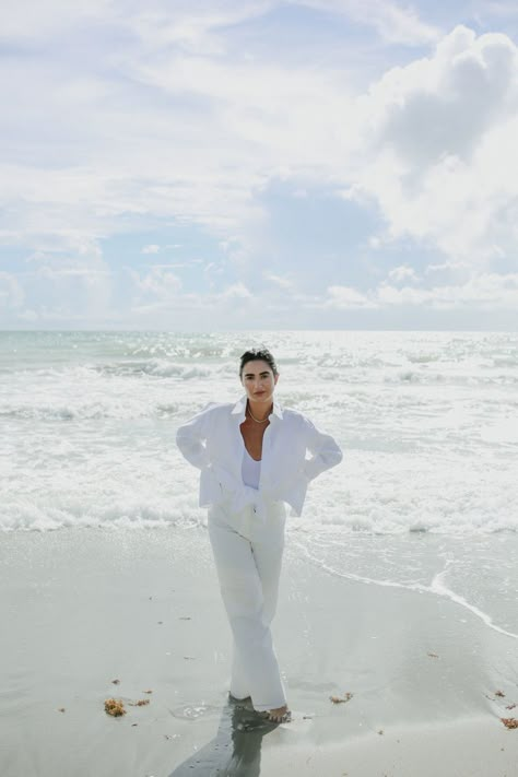 Photo of girl on a beach in a white bathing suit with beach hat. Beach Shoot Outfit Ideas, Personal Branding Photoshoot Beach, Beach Professional Photoshoot, Lifestyle Photography Women, Summer Beach Looks, Street Photography Portrait, Nature Photoshoot, Summer Beach Outfit, Business Photoshoot