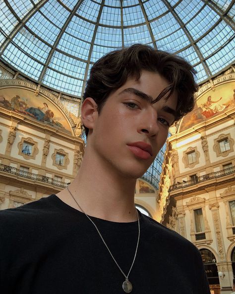 Manu Rios on Instagram: “🇮🇹” Hommes Grunge, Aesthetic People, كريستيانو رونالدو, Tumblr Boys, Poses For Men, Aesthetic Photo, Pretty People, Photography Poses, Close Up