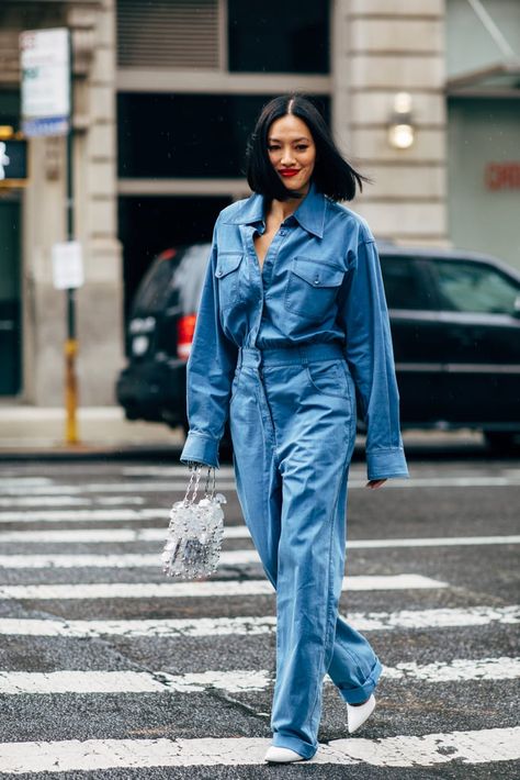 Looks Jeans, New York Fashion Week Street Style, All Jeans, Trendy Swimwear, Womens Fashion Edgy, Street Style Inspiration, Denim Details, Fashion Week Street Style, Denim Outfit