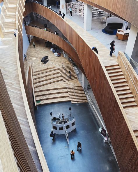 Calgary’s Central Library is an iconic contemporary and innovative landmark. More than happy to have gotten to know this project up close. Architecture: @snohetta ________________________ A biblioteca Central de Calgary é um marco icônico contemporâneo e Inovador. Mais que feliz por ter conhecido esse projeto de perto! #wood #woodstaircase #snøhetta #calgary #archidaily #architecture #architectquotes #interiordesign Central Library Calgary, Architect Quotes, Wood Staircase, Central Library, Fall 24, Calgary, Interior Design, Architecture, Wood