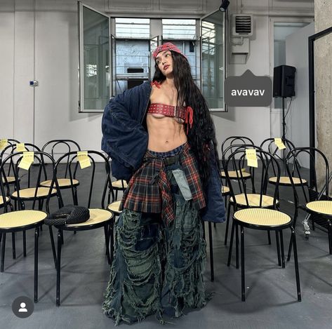 #milanfashionweek #milano #aesthetic #stylist Grunge Layered Outfits, Ropa Upcycling, Estilo Punk, Looks Street Style, Festival Looks, Mode Inspo, Hippie Style, Fashion Killa, Look Fashion