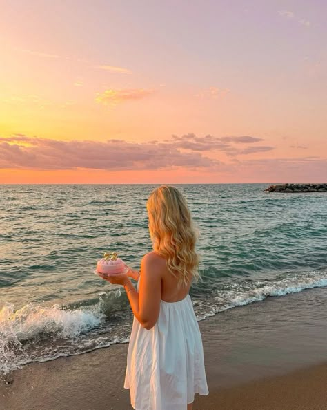 Birthday At The Beach Aesthetic, Sweet 16 At The Beach, Birthday In Hawaii, Beach Pictures Birthday, 22 Bday Ideas, Beach Birthday Photos, Beach Birthday Pictures, Birthday Aesthetic Photoshoot, Florida Beach Outfits