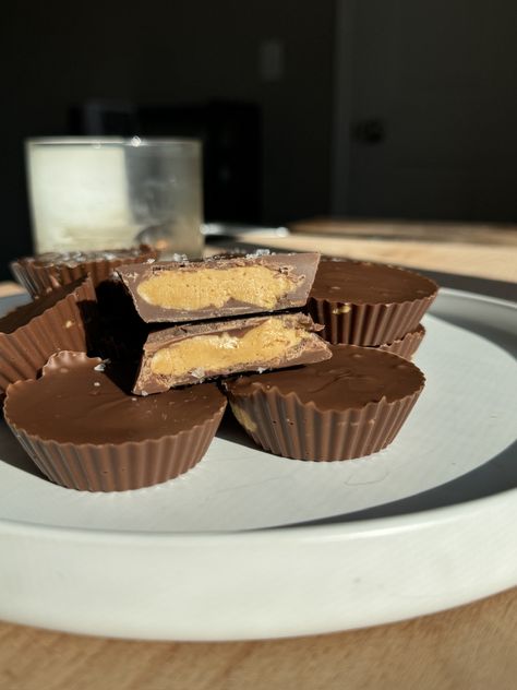 Homemade Peanut Butter Cups are made with four simple ingredients and are so simple to make. Ingredients How to make homemade peanut butter cups Share Your Experience I would love...Read More How To Make Peanut Butter Cups, Diy Peanut Butter Cups, Homemade Reeses Cups, Healthy Peanut Butter Cups, Peanut Butter Cups Recipe, Making Peanut Butter, Homemade Peanut Butter Cups, Pb Cups, Snack Shop