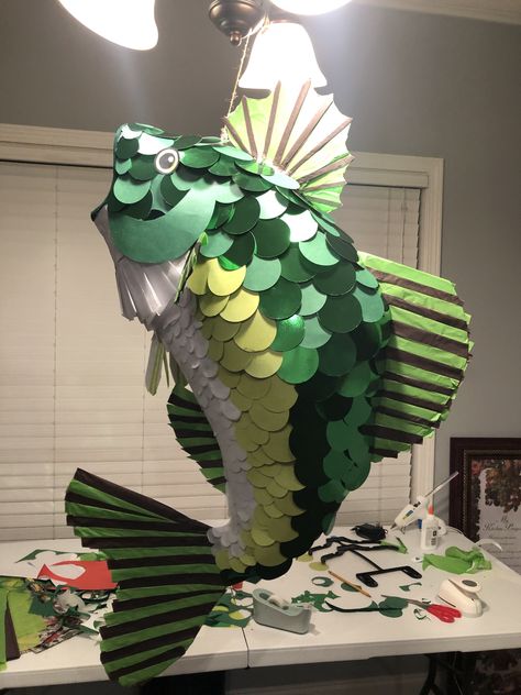 How To Make A Fish Pinata, Cardboard Sea Creatures, Fish Pinata, Cardboard Fish, Paper Mache Fish, Ocean Room Decor, Paper Mache Animals, Piñata Ideas, Diy Pinata