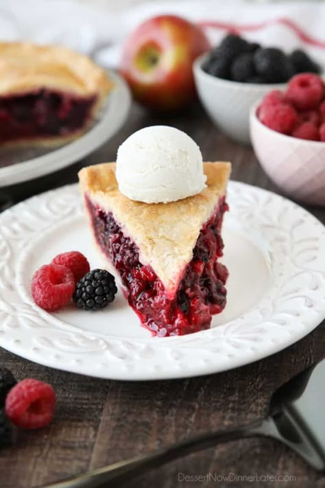 Easy Raspberry Desserts, Razzleberry Pie Recipe, Raspberry Dessert Recipes, Razzleberry Pie, Copycat Recipes Desserts, Raspberry Cakes, Cinnamon Swirl Coffee Cake, Berry Pie Filling, Triple Berry Pie