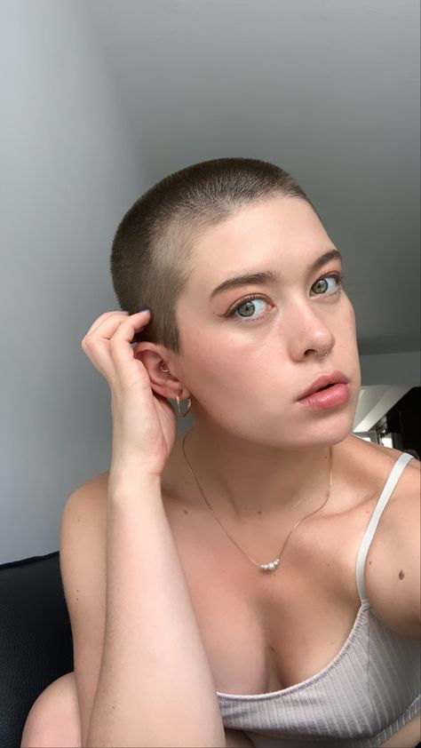 Buzzcut Haircut, Buzzcut Girl, Buzz Cut Women, Shaved Head Women, Buzzed Hair, Bald Girl, Really Short Hair, Fairy Hair, Bald Hair