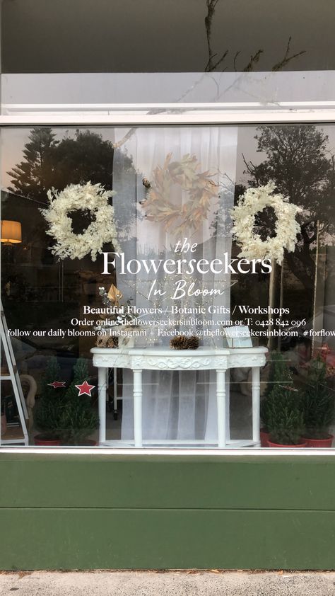 Florist Shop Interior, Flower Shop Decor, Flower Shop Design, Flower Window, Flower Store, Florist Shop, Flower Studio, Flower Arrangements Diy, Studio Interior