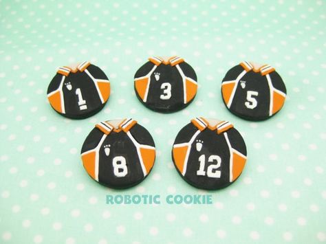 Haikyu!! inspired Brooch Pin polymer clay, Cute polymer clay brooch Air Dry Clay Badges, Anime Clay Pins, Anime Clay Charms, Air Dry Clay Anime, Clay Pin Ideas, Anime Clay Ideas, Anime Polymer Clay, Duo Friendship, Anime Clay