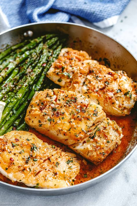 Garlic Butter Cod with Lemon Asparagus Skillet - #fish #recipe #eatwell101 - Healthy, tasty, simple and quick to cook, this cod and asparagus skillet recipe will have you enjoy a delicious and nutritious dinner.  - #recipe by #eatwell101 Seafood Valentines Day Dinner, Pollo Pescetarian Diet, Healthy Cod Fish Recipes Clean Eating, Healthy Cod Recipes, Healthy Pescatarian Meals, Host Recipes, Cod And Asparagus, Pescatarian Dinner Ideas, Garlic Butter Cod