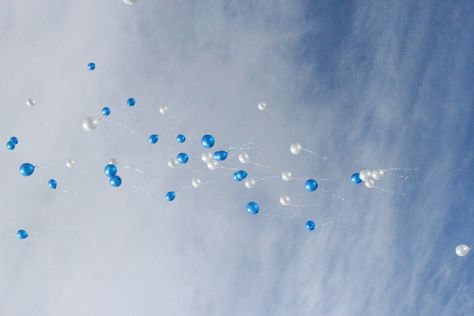 Balloon release Blue Balloon Aesthetic, Balloons In The Sky, Balloon In The Sky, Balloon Release Memorial, Palloncino Che Vola In Cielo, Balloons Background Wallpapers, Balloon Release, Happy Birthday In Heaven, Birthday In Heaven