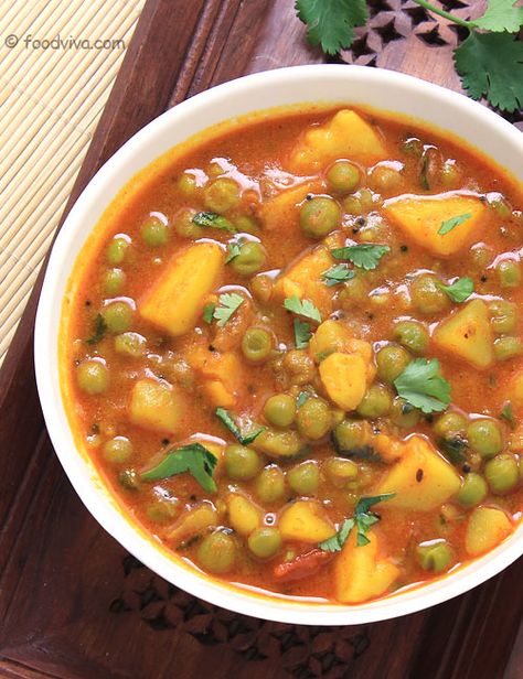 Aloo Mutter Recipe, Aloo Mutter, Potato And Pea Curry, Beans Curry, Curry Recipes Indian, Using A Pressure Cooker, Paneer Recipes, Indian Curry, Green Peas