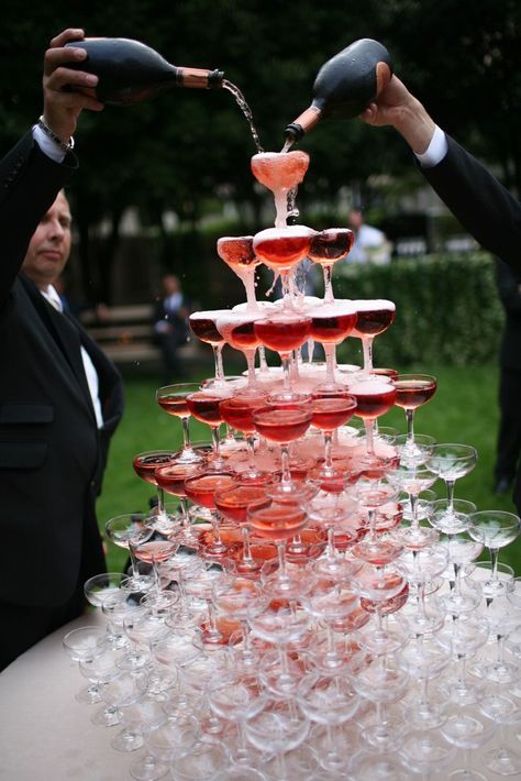 Waiters dispense the Ruinart Champagne at the Louis Vuitton cocktail and dinner at the Ritz Paris to celebrate the opening of its new jewelry and watch store. The Ritz Paris, Ritz Paris, 1920s Party, Champagne Tower, Lounge Bar, Glass Of Champagne, Gatsby Party, Engagement Ideas, Reception Ideas