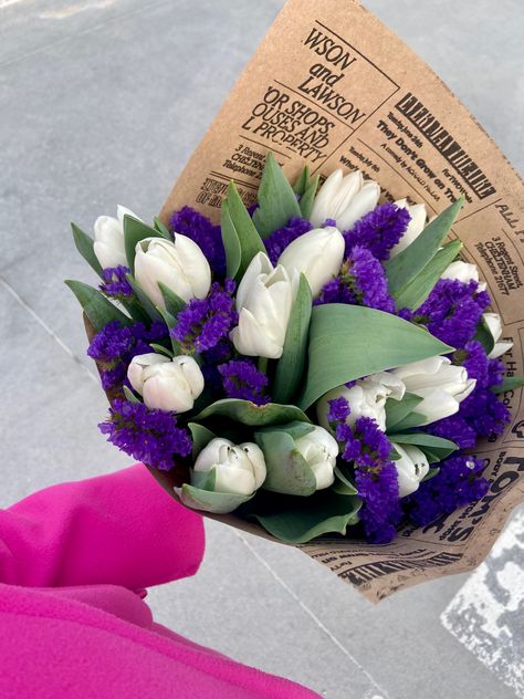 #tulips #white #purple #flowers Iris And Tulip Bouquet, Purple Tulips Bouquet, Brides Flowers Bouquet, Boda Ideas, Boquette Flowers, Prom Flowers, Tulip Bouquet, Sunset City, Purple Tulips