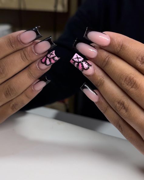 Kaws x bdayset Nail Ideas Black And Pink, Pink Black White Nails, Nail Ideas Acrylic Pink, Kaws Nail Set, Line French Nails, Pink Kaws Nails, Pink And Black Nails Acrylic, Nail Sets Acrylic, Black And Pink Nails Ideas