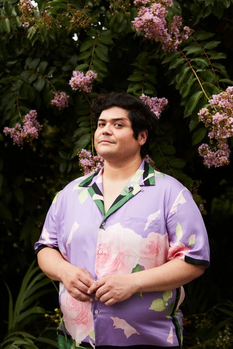 Harvey Guillen Fashion, Big Boy, Men Fashion Aesthetic, Chubby Men Fashion, Harvey Guillen, Chubby Men, Shadow People, Fat Man, Queer Fashion