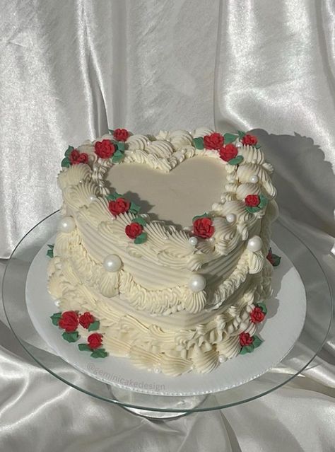 Buttercream Rose Cake, Bolo Vintage, 13 Birthday Cake, Vintage Birthday Cakes, 16 Birthday Cake, Heart Shaped Cakes, Pretty Dessert, Creative Birthday Cakes, Fake Cake