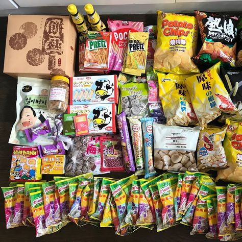 #HongKong #TravelFoodHaul #HongKongFoodHaul Hong Kong Snacks, Chocolate Coated Strawberries, Lemon Sweets, Hong Kong Travel Guide, Cheap Snack, Pork Floss, Mini Wedding Cakes, Matcha Chocolate, Hong Kong Food