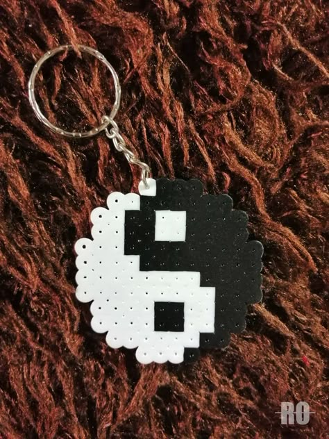 Ying Yang Perler Beads, Pyssla Keychain, Hama Beads Easy, Pyssla Ideas Cute, Hama Pearls Ideas, Cute Hama Bead Ideas, Hama Beads Aesthetic, Hama Beads Kawaii, Mini Hama Beads