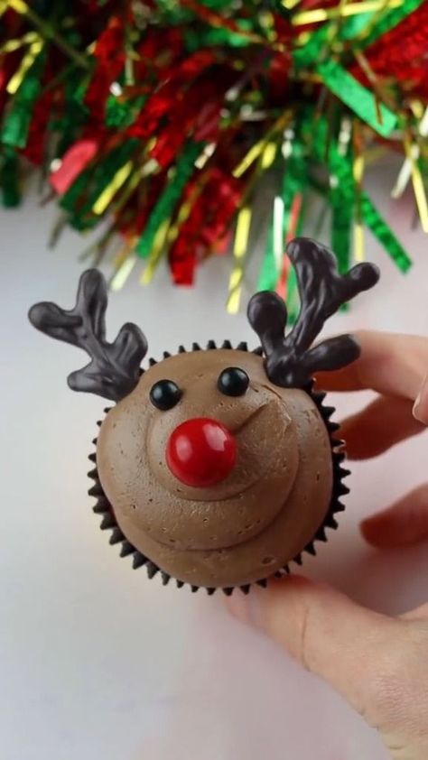 Reindeer Cupcakes Christmas, Rudolph Cupcakes, Sheri Wilson, Christmas Cupcake Cake, Easy Cupcakes Decoration, Reindeer Cupcakes, Christmas Cupcakes Recipes, Christmas Cupcakes Decoration, Reindeer Horns