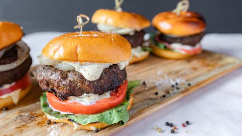 Burgers are being taken to a new level by restaurateurs and home cooks alike. And Gordon Ramsay's burger recipe definitely tops that list. Here's our take. Best Beef Burger Recipe, Gordon Ramsay Burger, Homemade Burger Patties, Pork Burgers Recipes, Gordon Ramsey Recipes, Burger Recipes Beef, Gordon Ramsay Recipe, Homemade Burgers, Grilled Burgers