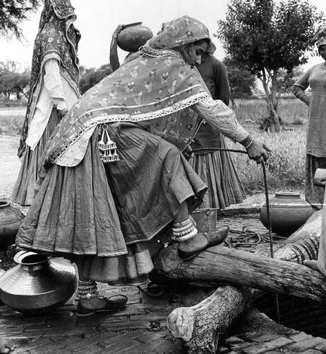 India | Village women drawing water from a well || Vintage print; ca. 1950s Heer Ranjha, Vintage Academia, Women Drawing, Albanian Culture, Vintage Attire, Drawing Water, India Culture, Village Photography, Vintage India