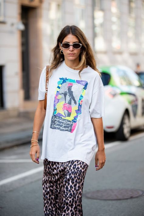 How To Style A Graphic Tee Outfits, Transitional Outfits Summer To Fall, Street Style Tshirt, Tshirt Ootd, Transition Outfits, Summer To Fall, Fall Street Style, Summer Trends, Inspiration Mode