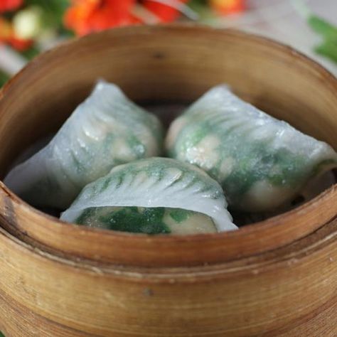 Shrimp and Chive Dumplings - 韭菜餃 - Dim Sum Guide Shrimp Rice Paper Dumplings, Rolled Dumplings Recipe, Shrimp And Chive Dumplings, Steamed Shrimp Dumplings, Prawn Dimsum, Shrimp And Chive Rice Paper Dumplings, Shu Mai, Bamboo Steamer Recipes, Dumplings Recipes