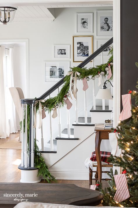 Traditional Christmas Entryway Room Frames, Staircase Decor Ideas, Christmas Staircase Decor, Beadboard Wallpaper, Evergreen Christmas, Christmas Staircase, Christmas Entryway, Ceiling Texture, Staircase Decor