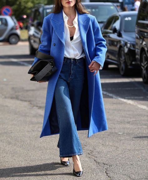 Bell Jeans Outfit, Wide Leg Jeans Women, Royal Blue Coat, Style Wide Leg Jeans, Chic Work Outfit, Semi Formal Outfit, Coated Jeans, Coat Street Style, Copenhagen Fashion