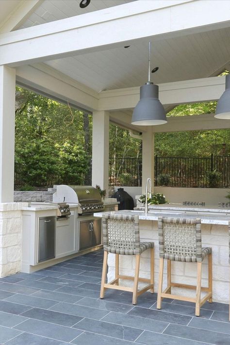 The white wooden beams and slate grey roof of this outdoor kitchen creates an elegant Hampton style space. The colour co-ordinated muted white worktops and island make the kitchen look light, spacious and calm. #homedecor Click for more outdoor kitchen design ideas. Image: The Creative Exchange Furniture Dolly, Outdoor Kitchen Patio, Kitchen Designs Layout, House With Porch, Dream Backyard, Outdoor Kitchen Design, Backyard Patio Designs, Kitchen Projects, Back Patio