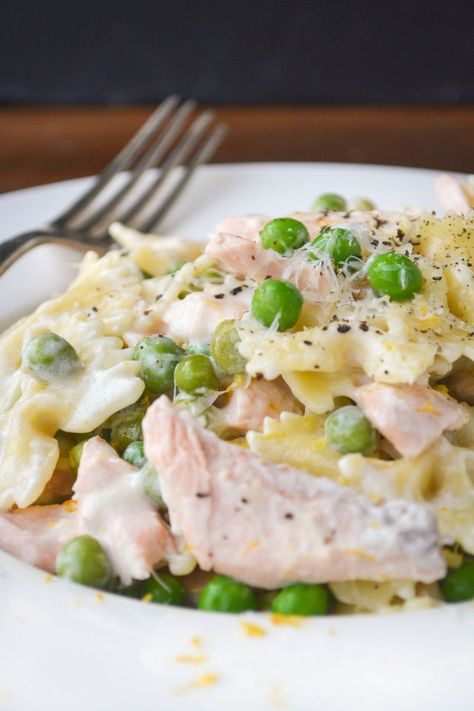 Pasta with Salmon, Lemon, and Peas. (Note: May need more cream.) (Suggestion: Poach the fish in milk with a slice of onion, a bay leaf and some peppercorns.) Farfalle Recipes, Pasta Salmon, Pasta Farfalle, Peas Recipes, Comfort Pasta, Recipes Salmon, Pictures Of Food, Garlic Butter Salmon, Butter Salmon