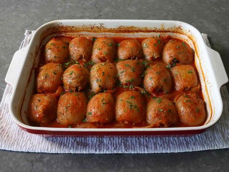 Greek Beef Stuffed Onions (Salantourmasi) Greek Stuffed Onions, Stuffed Aburage Recipe, Stuffed Onions Recipes Ground Beef, Stuffed Onions, Beef And Rice, Onion Recipes, Beef Dishes, Weeknight Dinner, How To Dry Oregano