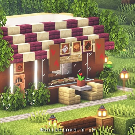 Cute Shop Minecraft, Minecraft Small Cafe, Minecraft Cafe Interior Ideas, Red Stone Builds Minecraft, Minecraft Food Shop, Minecraft Boutique, Minecraft Cake Shop, Grocery Store Minecraft, Bakery Minecraft Ideas