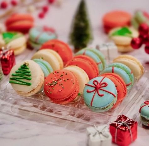 Christmas Flavored Macarons, Macaron Cake Ideas, Christmas Macarons Decoration, Macaroon Christmas, Christmas Macaroons, Macaron Christmas, Christmas Macaron, Macaroons Christmas, Macaron Decoration