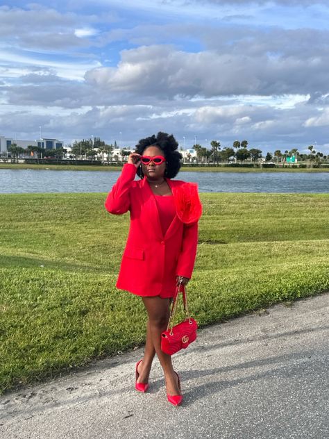 Valentines day outfit idea. #valentinesday2014 #fashion Red Blazer Dress, Almost Love, Emma Style, Valentine's Day Outfit, Influencers Fashion, Red Blazer, H Style, Day Outfit, Blazer Dress