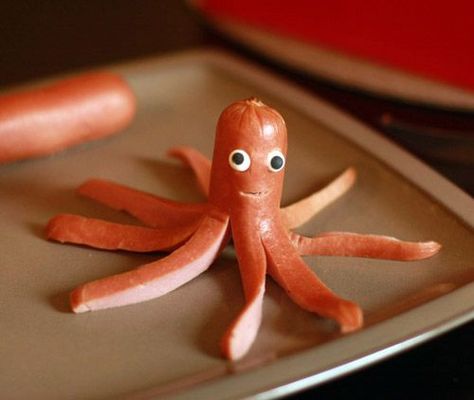 You can create your own octopus sausage snack quite easily with a few knife incisions and some viennas. Get the kids to help you when you make these. Hot Dog Recipes Creative, Decorações Com Comidas, Food Art For Kids, Hot Dog Recipes, Cute Snacks, Dog Recipes, Kids Recipes, Fun Kids Food, Food Crafts