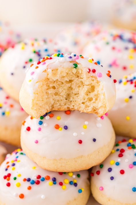 Meet Italian Wedding Cookies, aka Italian Butter Cookies or Biscotti di Nozze, your new melt-in-your-mouth favorite cookie. These buttery, crumbly cookies are a staple at Italian weddings and celebrations, but you don't have to wait for a special occasion to enjoy them. Peppermint Pie Recipe, Graham Cracker Snacks, Peppermint Pie, Butterball Cookies, Wedding Cookies Recipe, Italian Butter, Italian Wedding Cookies, Italian Butter Cookies, Pineapple Dessert