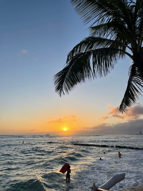 Hawaiian Aesthetic, Hawaiian Lifestyle, Hawaiian Ocean, Hawaii Aesthetic, Oahu Travel, Friend Things, Hawaii Ocean, Sunset Surf, Pretty Skies