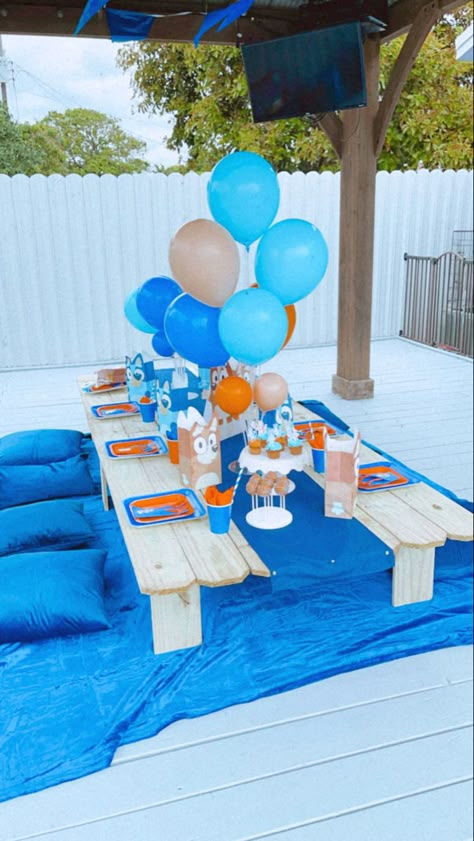 Bluey Birthday Picnic, Bluey Picnic Party, Bluey Birthday Table Decor, Fiesta Bluey, Sibling Birthday Parties, Bluey Party, Baby Birthday Themes, Second Birthday Ideas, Boy Birthday Party Themes