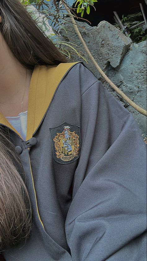 ✨🐝🌷 Griffinpuff Aesthetic, Hufflepuff Aesthetic Girl, Hufflepuff Photoshoot, Hufflepuff Makeup Looks, Mollie Aesthetic, Hufflepuff Girl Aesthetic, Hufflepuff Oc, Hufflepuff Girl, Hufflepuff Quidditch