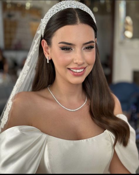 Tiara With Veil Wedding, Vintage Inspired Wedding Makeup, Tiara Bridal Hair, Down Hairstyles With Veil, Hair Down Wedding Styles With Veil, Bride Hairstyles With Veil Down, Bride Hair With Veil, Bride Hair Down With Veil, Elegant Bride Hairstyles