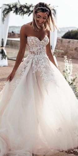 Gorgeous Sweetheart Wedding Dresses For Brides ★ See more: https://www.weddingforward.com/sweetheart-wedding-dresses/3 Sweetheart Neckline Wedding Dress, Neckline Wedding Dress, Latihan Dada, Wedding Dress Ideas, Pretty Wedding Dresses, Cute Wedding Dress, Sweetheart Wedding Dress, Dream Wedding Ideas Dresses, Prom Wedding