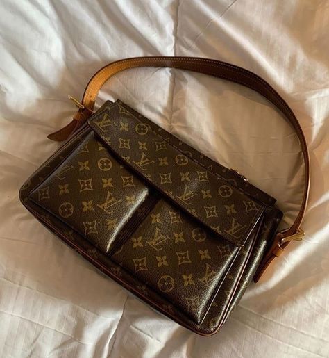 Luxury bag made by Louis Vuitton viva cute bag Tas Louis Vuitton, Sofia Coelho, Pocket Handbag, Handbag Heaven, Luxury Purses, Chic Bags, Pretty Bags, Cute Bags, Backpack Purse