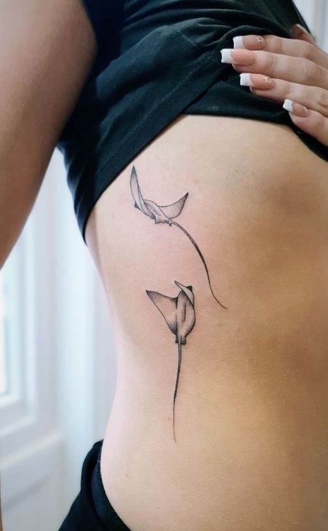 Small Rib Tattoos, Stingray Tattoo, Ray Tattoo, Rib Tattoos For Women, Парные Тату, Stomach Tattoos, Tattoo Girls, Classy Tattoos, Back Tattoo Women