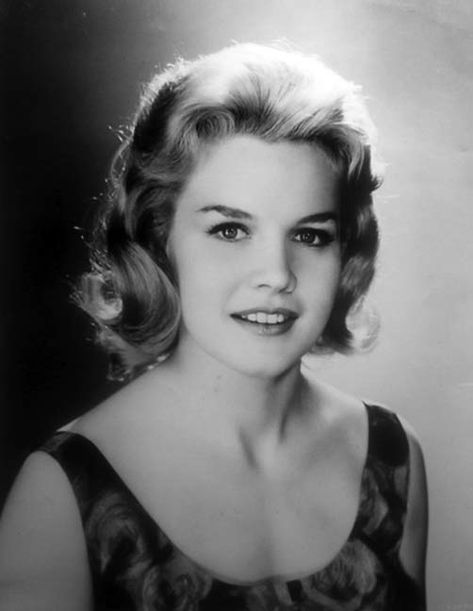 Carroll Baker, circa late 1950s. Carroll Baker, Blonde Celebrities, Famous Photos, Grace Beauty, Young Celebrities, After Life, Golden Age Of Hollywood, Pure Beauty, Vintage Hollywood